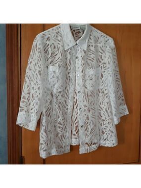 White Stag Women White  Blouse 2 front pockets 6 Button Size S